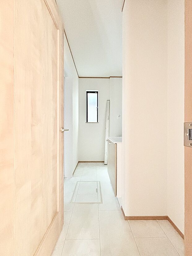 窓のある明るいランドリースペース