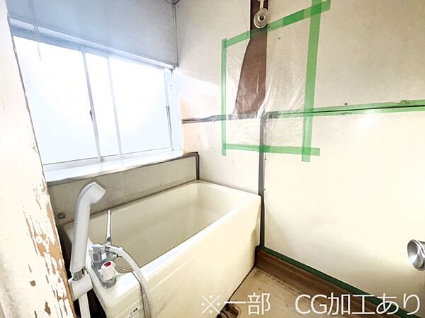 浴室は窓からの採光が心地よく換気もできて快適です！　※一部CG加工あり