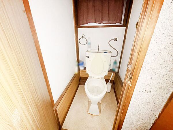 明るく清潔感のあるトイレです。