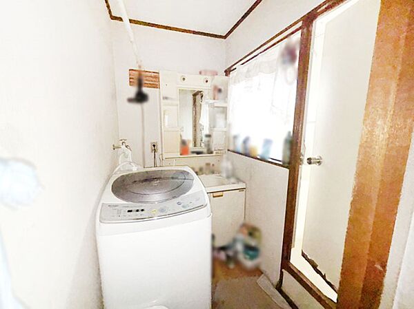 柔らかな朝の光を感じられる窓がついた洗面室