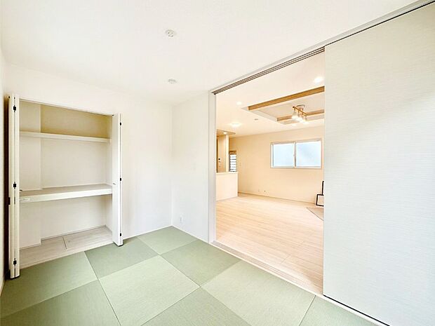 リビング隣接の和室は毎日の暮らしに癒しと安らぎをもたらしてくれます