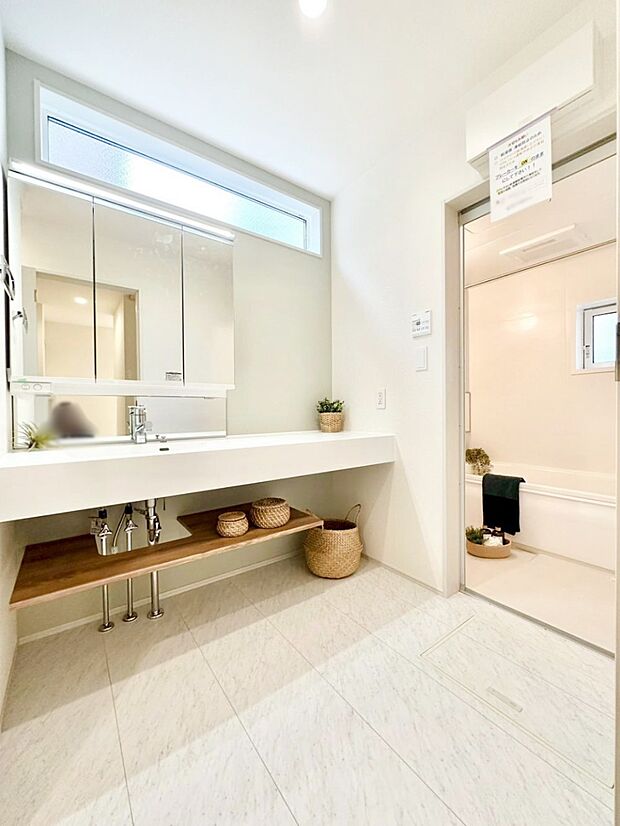 清潔感ある洗面化粧室で朝の身支度も快適