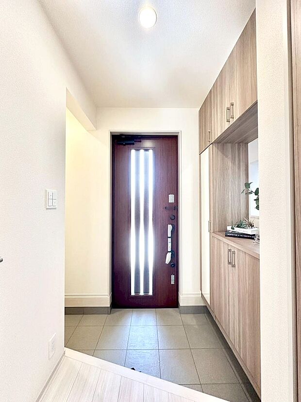 明るい玄関はお客様をお出迎えするのにぴったりです!