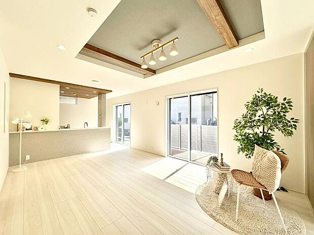 大きな窓からたっぷりの陽光と風を感じられるリビング