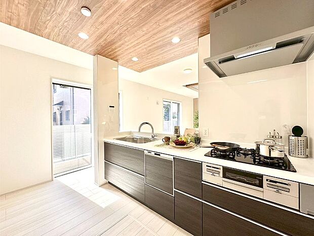 料理をしながらでもご家族との会話を楽しめる対面キッチン