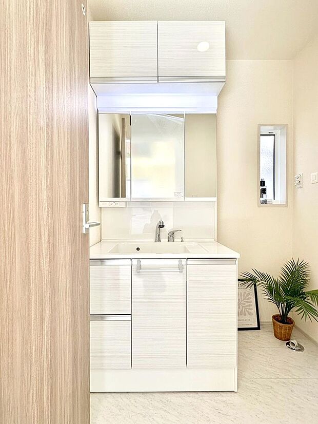 大きく見やすい三面鏡で清潔感ある洗面台は、身だしなみチェックや肌のお手入れにおすすめです。