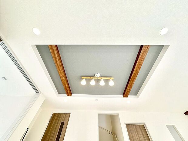 折上天井は立体的な奥行きがあるので、開放的な空間を演出できます。