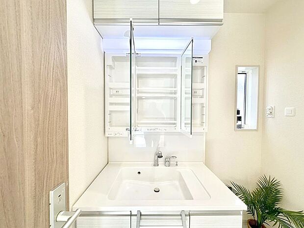 三面鏡の裏に、化粧品や衛生用品などを収納可能。洗面台をすっきりと保ちます!