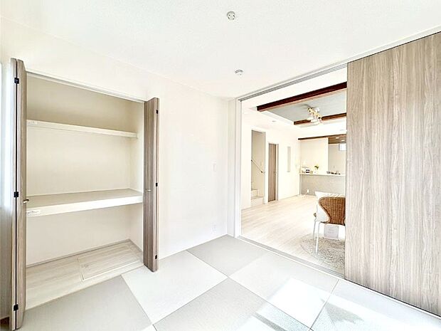 リビングと隣り合っている和室。ほっと一息できる和の空間も忘れずに。