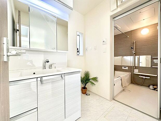 清潔感のある快適空間です。毎日の身支度も気持ち良くお使い頂けます。