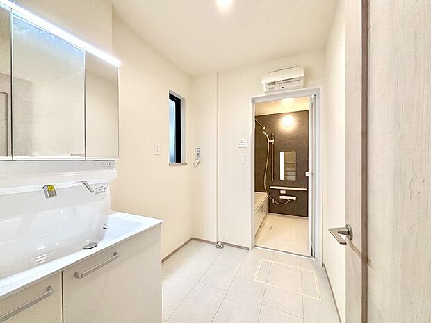 清潔感のある快適空間です。毎日の身支度も気持ち良くお使い頂けます。