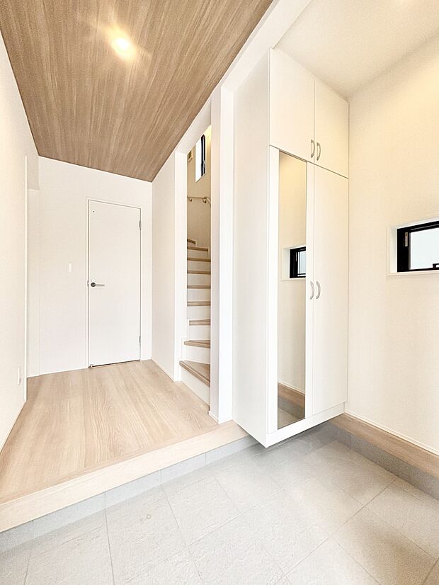 ご家族やお客様を気持ちよくお出迎えできる穏やかな雰囲気の玄関です。