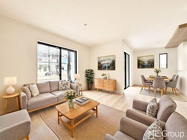 ご家族の賑やかな話し声で包まれる明るいリビング ※家具はCGです