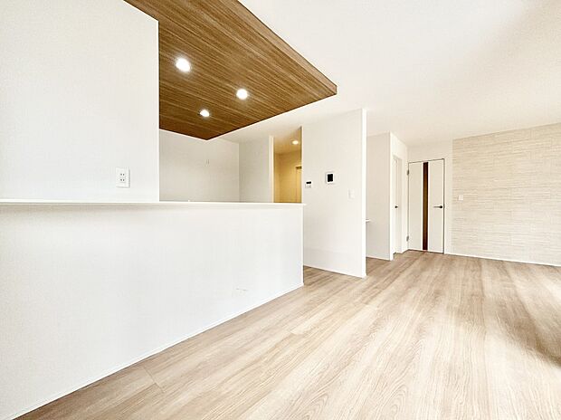 明るい陽光が注ぎ、寛ぎの雰囲気に満たされるリビング・ダイニング。