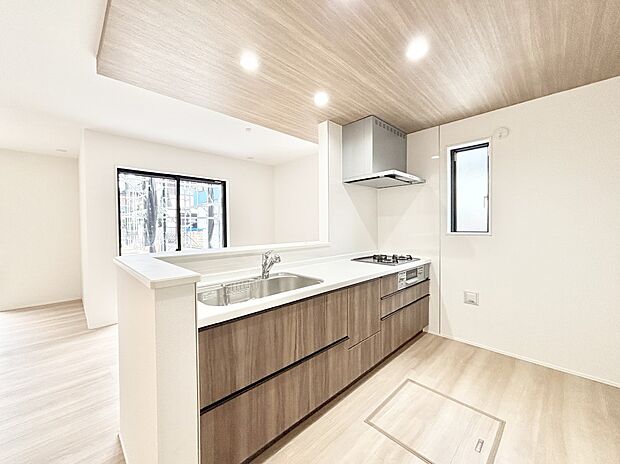 爽やかな風が通り抜けるキッチン。窓があるので明るく換気にも役立ちます。