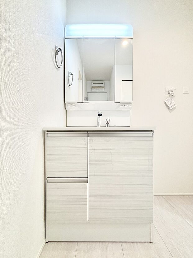 大きく見やすい三面鏡で清潔感ある洗面台は、身だしなみチェックや肌のお手入れにおすすめです。