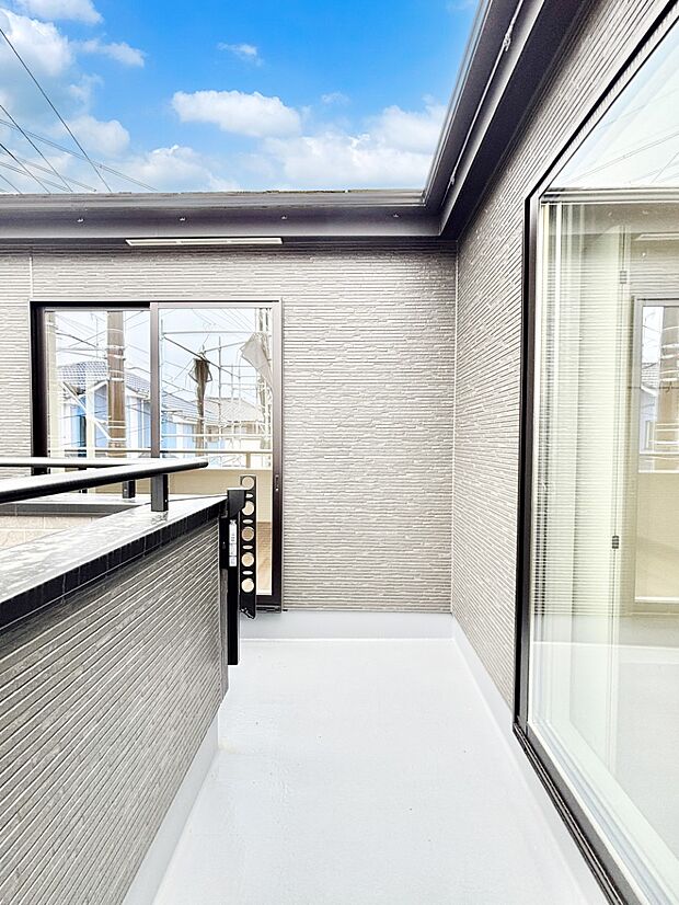 ゆったりバルコニーだから沢山お洗濯ものを干せます。