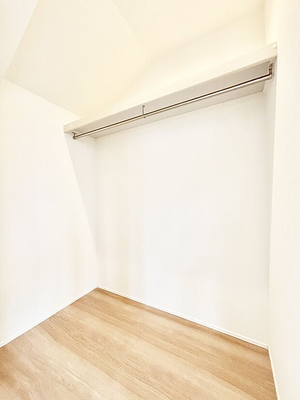 ウォークインクローゼット付きで生活空間を広く利用できます。