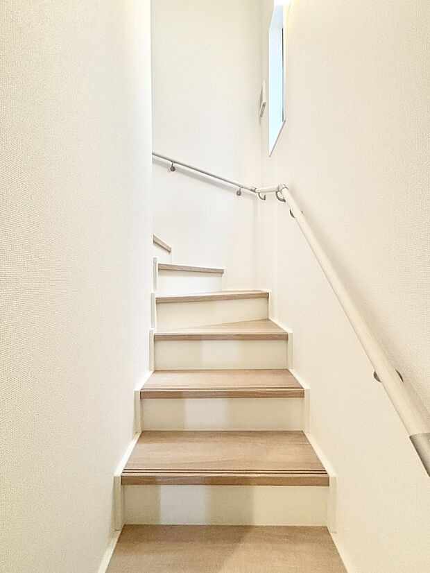 安全性を考慮し階段には手すりを設置しています