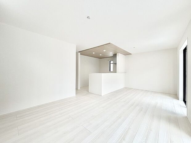 明るい陽光が注ぎ、寛ぎの雰囲気に満たされるリビング・ダイニング。