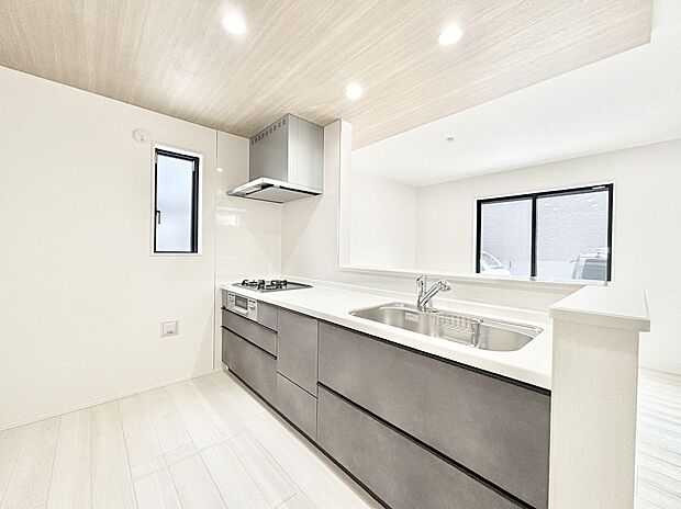 爽やかな風が通り抜けるキッチン。窓があるので明るく換気にも役立ちます。