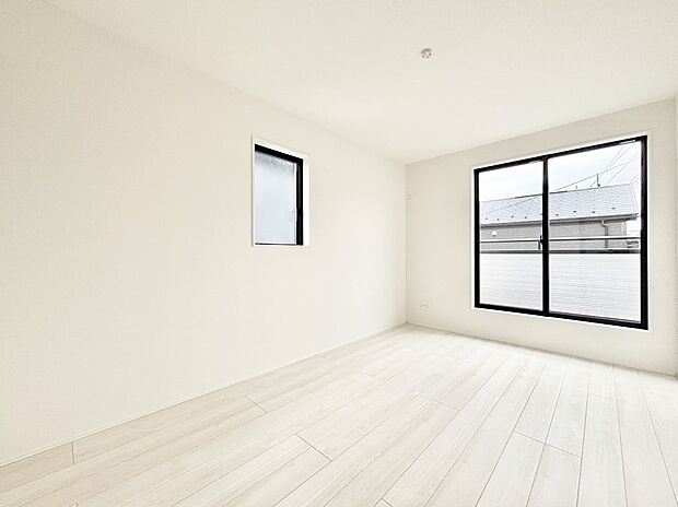 明るいバルコニーサイドに洋室を設置。目覚めの良い寝室に。