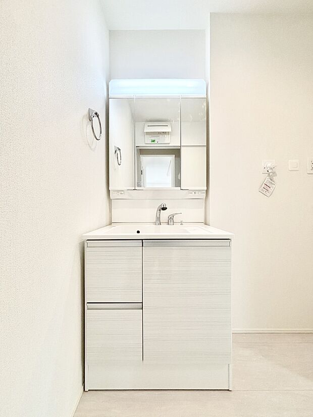 大きく見やすい三面鏡で清潔感ある洗面台は、身だしなみチェックや肌のお手入れにおすすめです。