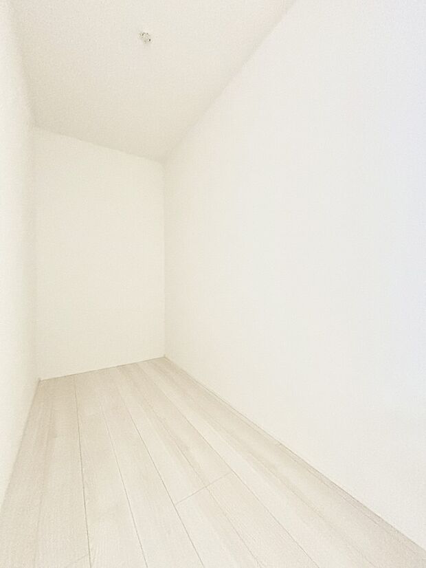 キッチンにはパントリー!食材のストックはもちろん、日用品の収納など使い方はいろいろ!