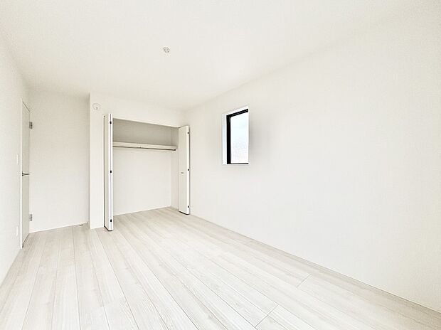 使いやすい形でベットや家具の置き方にも困ることもありません。