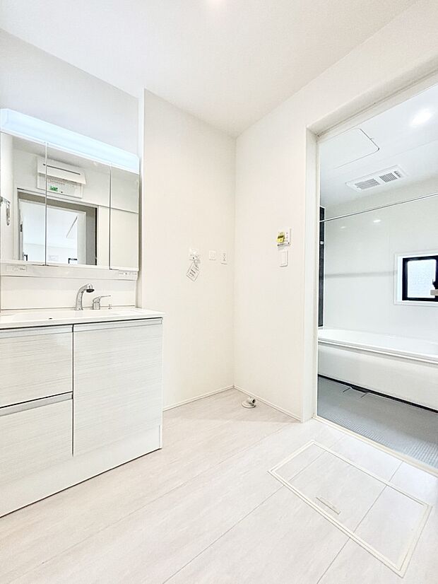 小窓がついているので換気ができて清潔感があるランドリースペース