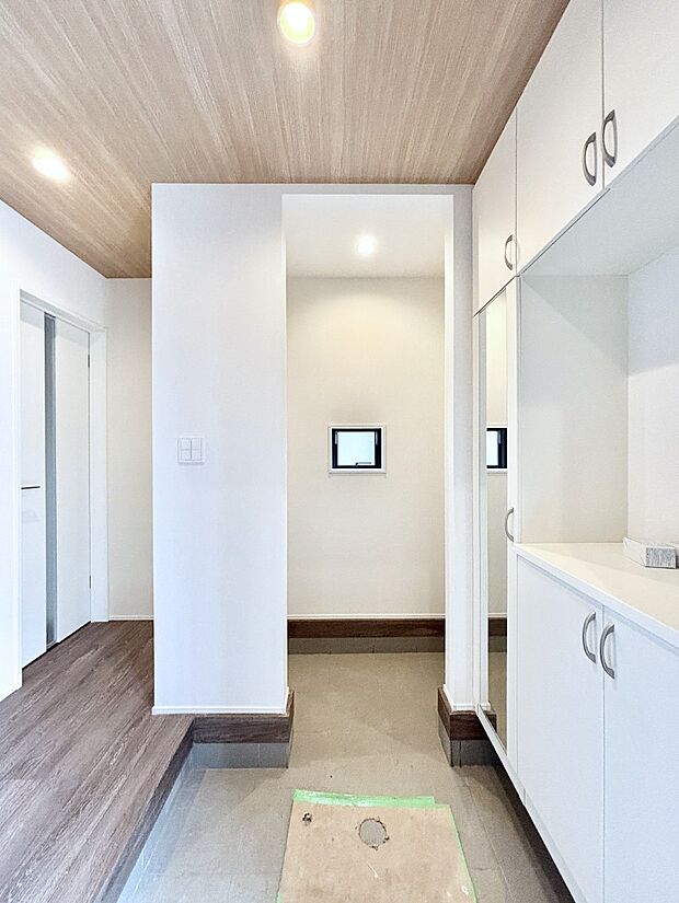 明るい玄関はお客様をお出迎えするのにぴったりです！ 