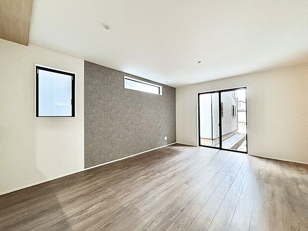 アクセントクロスがお洒落なリビング。家族でのんびりくつろげる広々スペース。