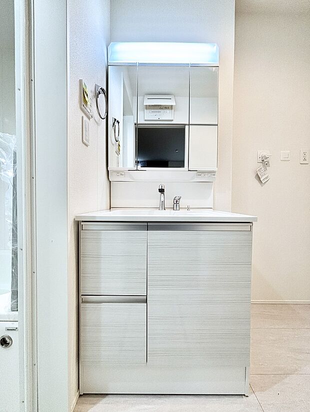 大きく見やすい三面鏡で清潔感ある洗面台は、身だしなみチェックや肌のお手入れにおすすめです。 