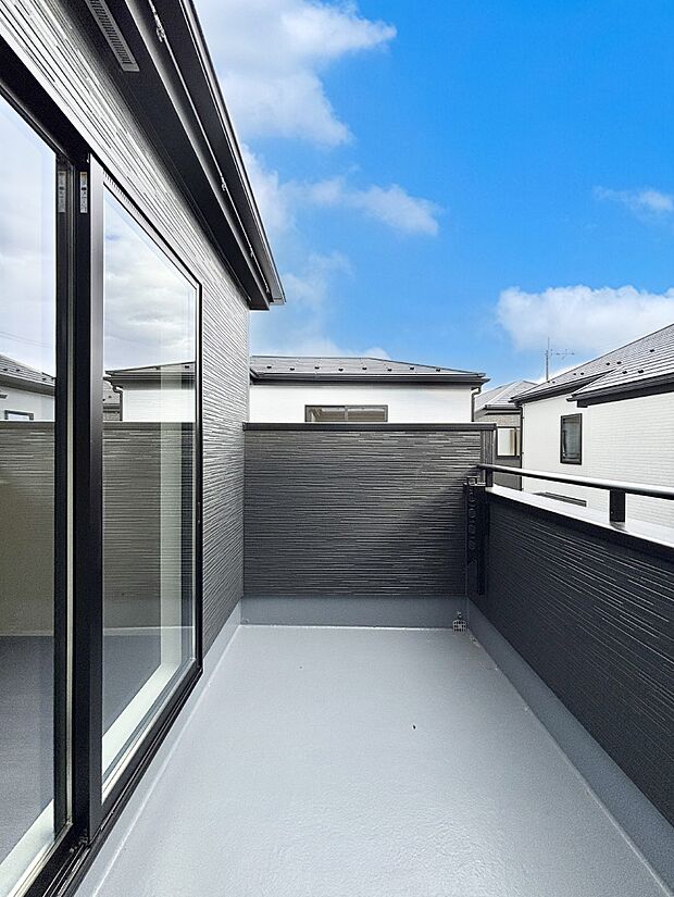 ゆったりバルコニーだから沢山お洗濯ものを干せます。