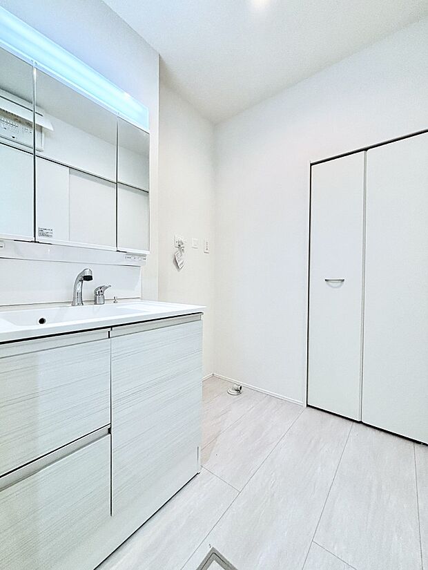 清潔感のある快適空間です。毎日の身支度も気持ち良くお使い頂けます。 