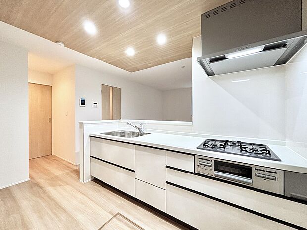 リビングを見渡せる人気のカウンターキッチン。 家族を見守りながら家事をすることができます。