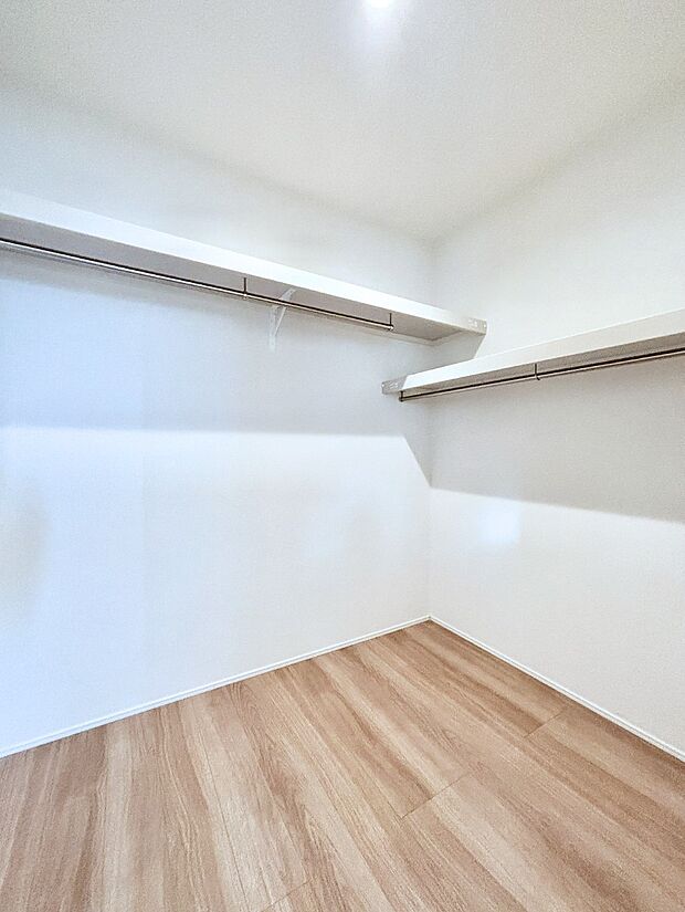 ウォークインクローゼット付きで生活空間を広く利用できます。