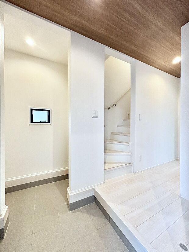 明るい玄関はお客様をお出迎えするのにぴったりです！ 