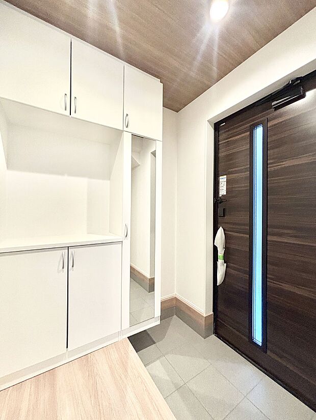 明るい玄関はお客様をお出迎えするのにぴったりです！ 