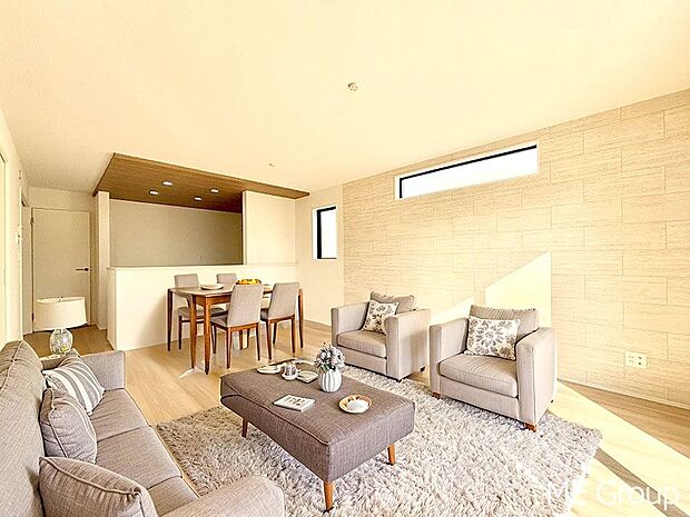 ご家族の賑やかな話し声で包まれる明るいリビング  ※家具はCGです