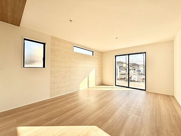 大きな窓からたっぷりの陽光と風を感じられるリビング  