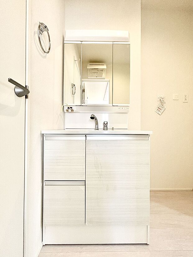 大きく見やすい三面鏡で清潔感ある洗面台は、身だしなみチェックや肌のお手入れにおすすめです。