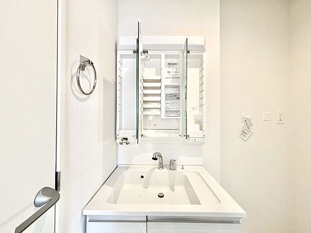 三面鏡の裏に、化粧品や衛生用品などを収納可能。洗面台をすっきりと保ちます!