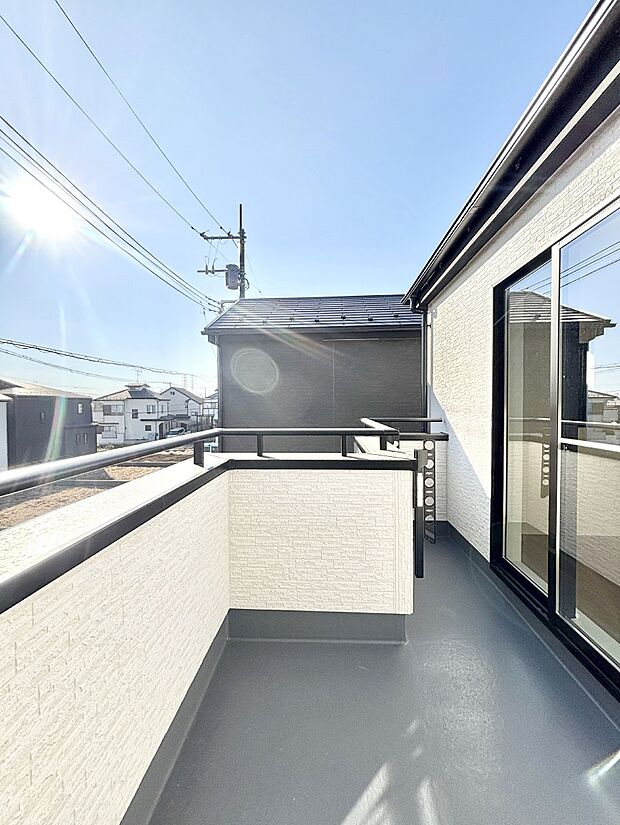 南向きのバルコニー！ご家族の洗濯物はもちろん、お布団もたっぷり干せます！