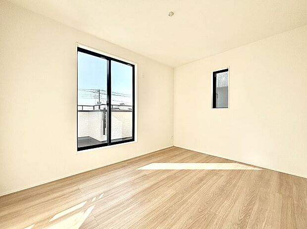 バルコニーが開放感をプラスしてくれる洋室  