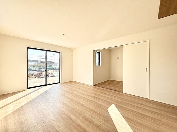 大きな窓からたっぷりの陽光と風を感じられるリビング