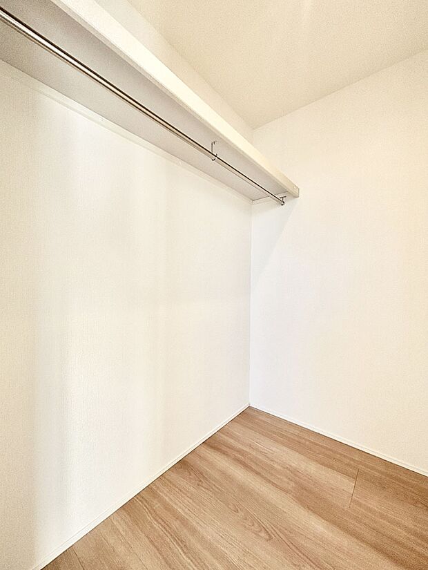 ウォークインクローゼット付きで生活空間を広く利用できます。