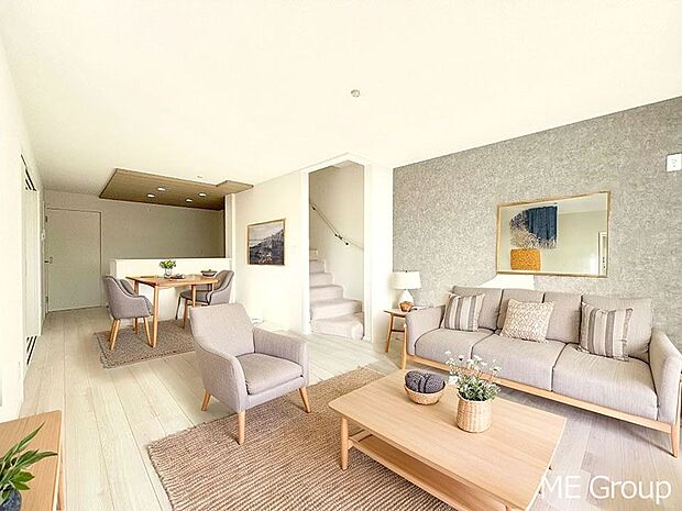 ご家族の賑やかな話し声で包まれる明るいリビング  ※家具はCGです