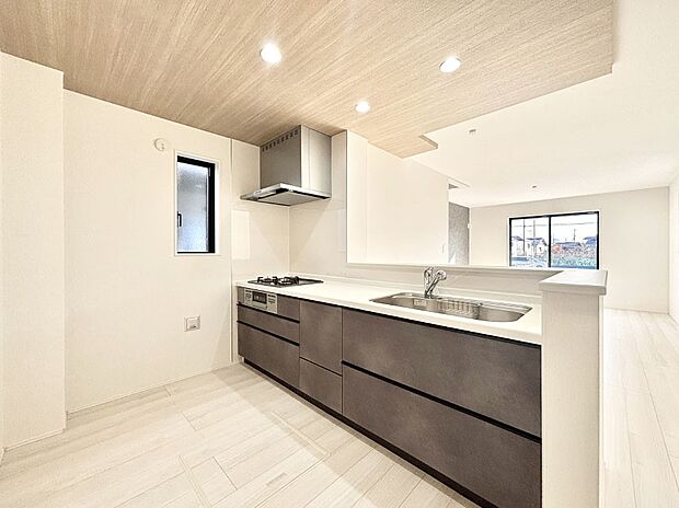 ゆとりあるキッチンではご家族と楽しくお料理ができます。