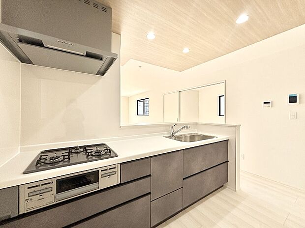 料理をしながらでもご家族との会話を楽しめる対面キッチン